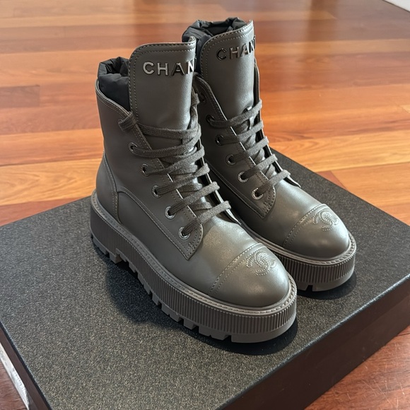 Chanel lace up boots act 23b 

size 36
box 
dust bags - Picture 1 of 6